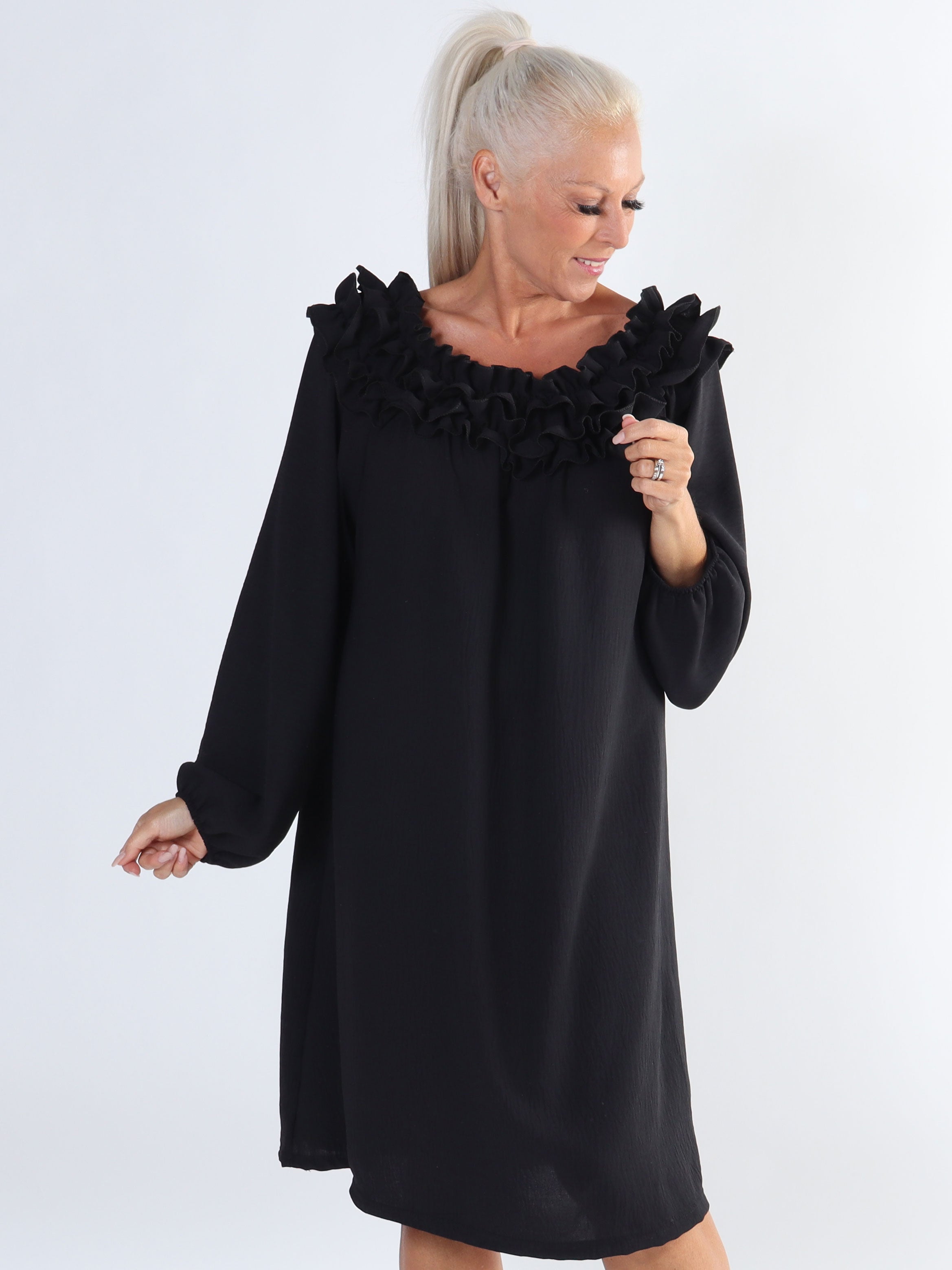 Chili Dress - Plus size klänning med långa ärmar och volanger